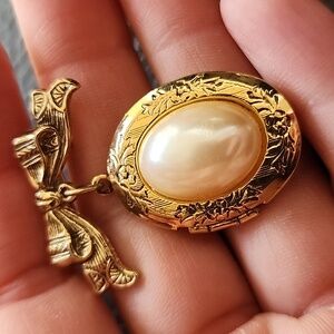 Elegant 1928 Gold and Pearl Locket Brooch